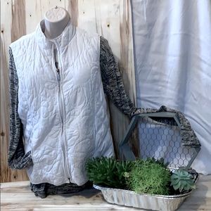 Zip up 2 pocket vest with quilted design